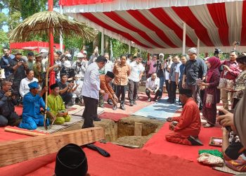 Gubernur Al Haris Lakukan Peletakan Emas Prosesi Tegak Tiang Tuo, Mega Proyek Revitalisasi KCBN Muarajambi