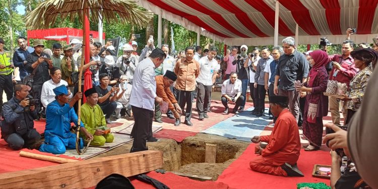 Gubernur Al Haris Lakukan Peletakan Emas Prosesi Tegak Tiang Tuo, Mega Proyek Revitalisasi KCBN Muarajambi