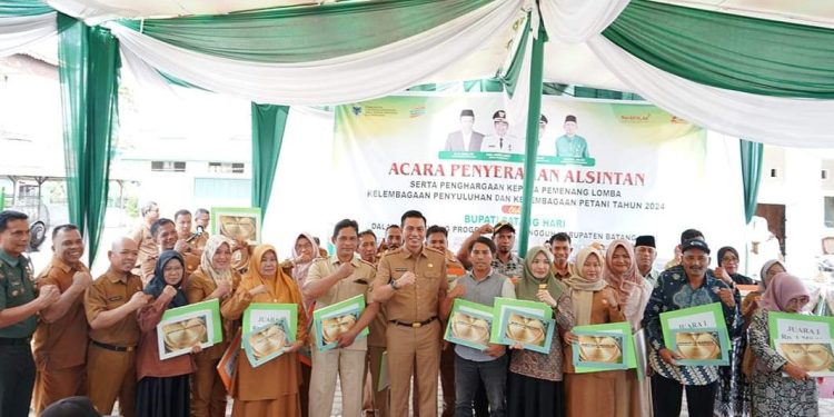 Tingkatkan Kualitas Pertanian, Bupati Fadhil Serahkan Bantuan Alat Mesin Pertanian 