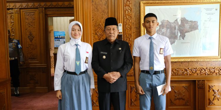 Wagub Sani Terima Audensi Dua Paskibraka Terbaik Jambi, Siap Kibarkan Bendera di IKN