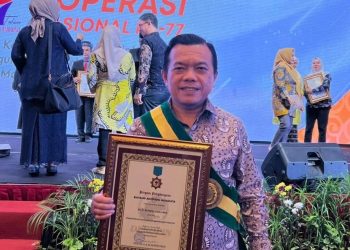 Gubernur Al Haris Terima Penghargaan Bintang Abhinaya Jagadhita dari Dekopin