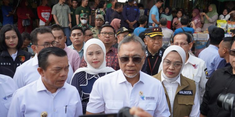 Gubernur Jambi Al Haris Dampingi Menteri Perdagangan Zulhas Tinjau Pasar Talang Banjar Kota Jambi