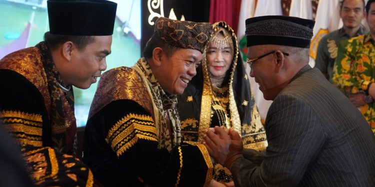 Gubernur Al Haris dan Hesnidar Haris Dianugerahi Gelar Adat Nagari Paninggahan Solok