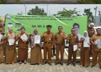 Pj Bupati Raden Najmi Serahkan Mobil Ambulance kepada 9 Puskesmas di Muarojambi