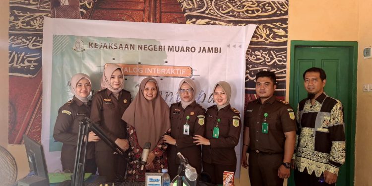 Kejari Muarojambi Sosialisasikan Bahaya Judi Online di Radio Kedaton 