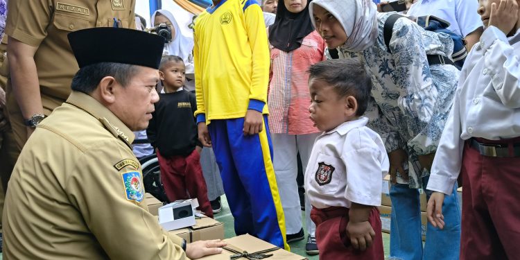 Gubernur Al Haris Serahkan Bantuan Peralatan dan SPP Program Dumisake Pendidikan di Merangin