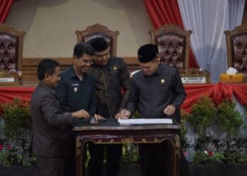 Pj Bupati Muaro Jambi Hadiri Paripurna DPRD Persetujuan dan Penandatanganan Tentang Perubahan Anggaran Tahun 2024