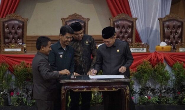 Pj Bupati Muaro Jambi Hadiri Paripurna DPRD Persetujuan dan Penandatanganan Tentang Perubahan Anggaran Tahun 2024