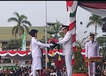 Bupati Muhammad Fadhil Arif Pimpin Upacara HUT RI Ke-79 di Lapangan Garuda Alun-alun Batanghari