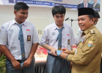 Diserahkan Gubernur Al Haris, 1.259 Siswa Tidak Mampu di Kota Jambi Terima Bantuan Dumisake Pendidikan