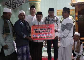 Subuh Keliling di Masjid Raya Baitusalam, Gubernur Al Haris Serahkan Bantuan Rp25 Juta  