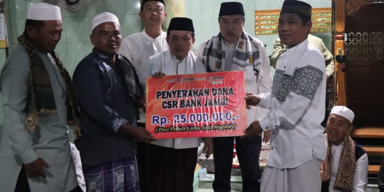 Subuh Keliling di Masjid Raya Baitusalam, Gubernur Al Haris Serahkan Bantuan Rp25 Juta  