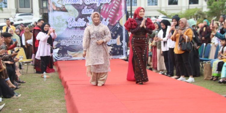 Hj Hesti Haris Imbau Pengrajin Jambi Urus HAKI