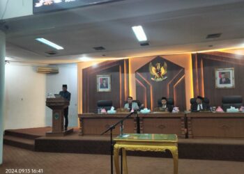 Sekwan M. Ali Bacakan Keputusan Gubernur Jambi Pada Paripurna Pelantikan Unsur Pimpinan DPRD Batanghari