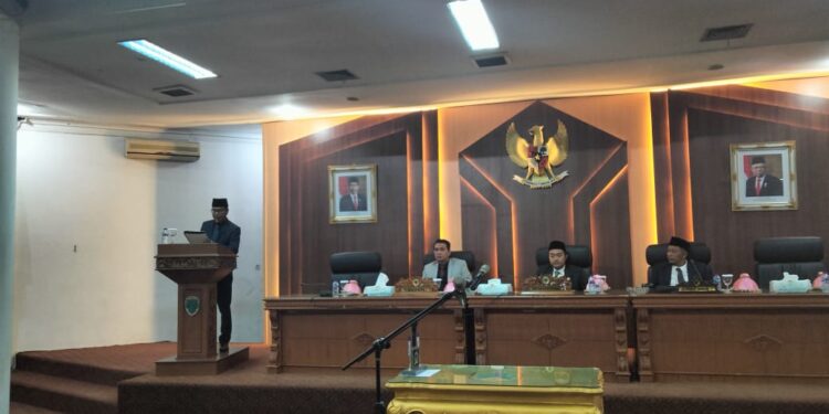 Sekwan M. Ali Bacakan Keputusan Gubernur Jambi Pada Paripurna Pelantikan Unsur Pimpinan DPRD Batanghari