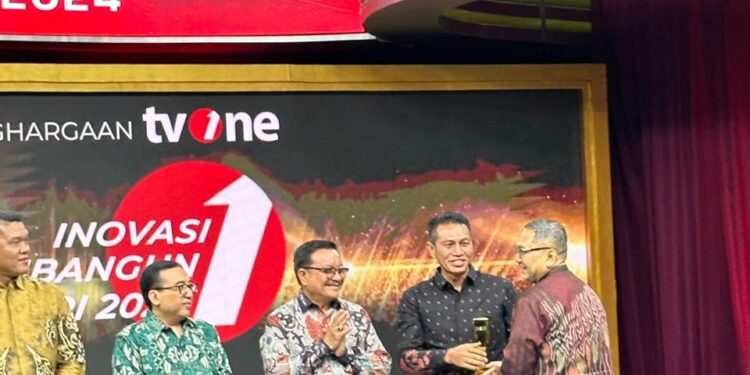 TV One Beri Penghargaan Bupati Fadhil Arif Inovasi Bangun Negeri 