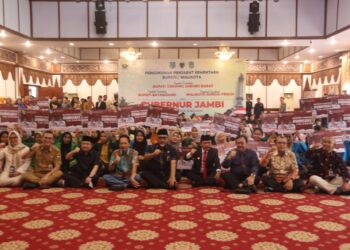 Gubernur Al Haris Serahkan 376 Bantuan Beasiswa Dumisake 