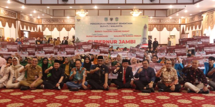 Gubernur Al Haris Serahkan 376 Bantuan Beasiswa Dumisake 