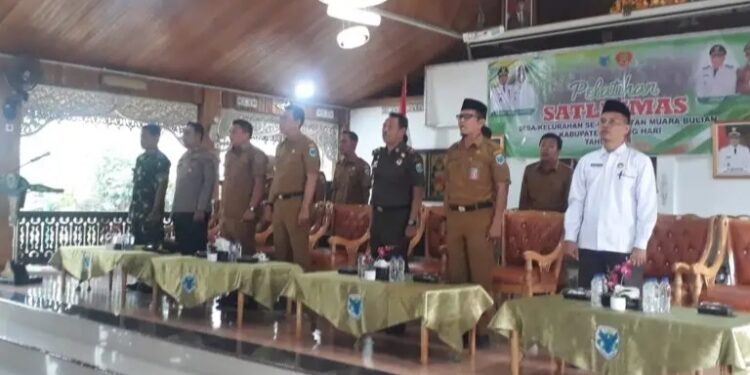 105 Satlinmas kecamatan muara Bulian dikukuhkan bupati fadhil