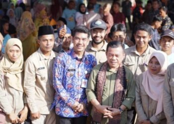 Pj Bupati Raden Najmi Dampingi Gubernur Jambi Panen Perdana Kelapa Sawit di Mestong