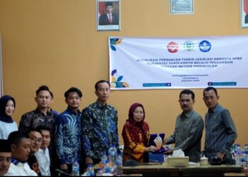 Dosen dan Mahasiswa Fakultas Hukum UNJA Sosialisasikan Metode Omnibuslaw di DPRD Sarolangun 