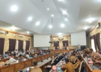 Ketua DPRD Muaro Jambi Silaturahmi Dengan Pegawai di Sekretariat