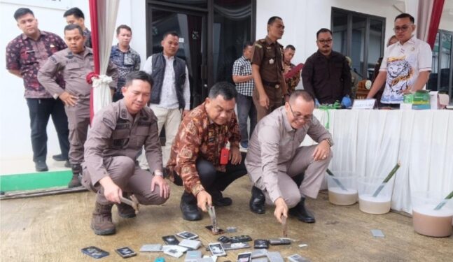 Sekda Budhi Hadiri Pemusnahan Barang Bukti Kejari Muaro Jambi