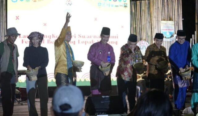Pj Bupati Raden Najmi Buka Festival Bekarang Lopak Sepang Rangkaian Kenduri Swarna Bumi di Desa Tebat Patah