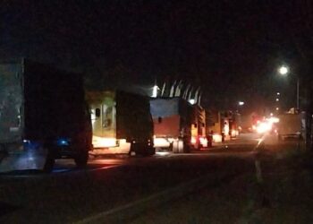 Kompoi Armada Batu bara Melintasi jalan Lintas Nasional