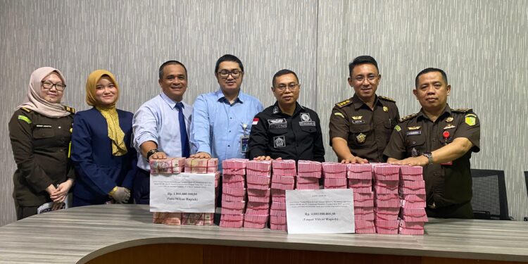 Kejaksaan Negeri Jambi menerima titipan uang pengganti dari 2 Terdakwa Akuisisi PT. MAJI oleh PTPN VI Tahun 2012