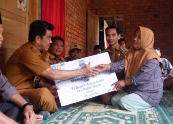 Pj Bupati Muaro Jambi Menyerahkan Bantuan Bedah Rumah Program BAZNAS 