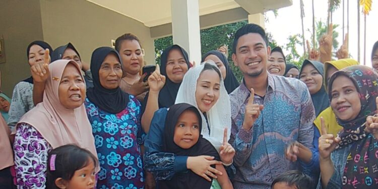 Cabup Zumi Laza Sapa Masyarakat di Nipah Panjang, Warga Antusias dan Bahagia