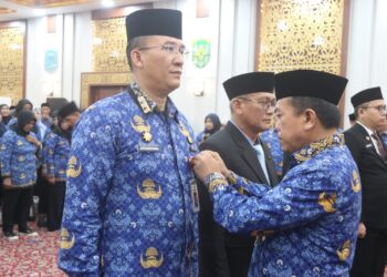 Kadis Kominfo dan Kadis Perhubungan Jambi Terima Tanda Kehormatan Satyalancana Karya Satya XXX Tahun dari Presiden RI