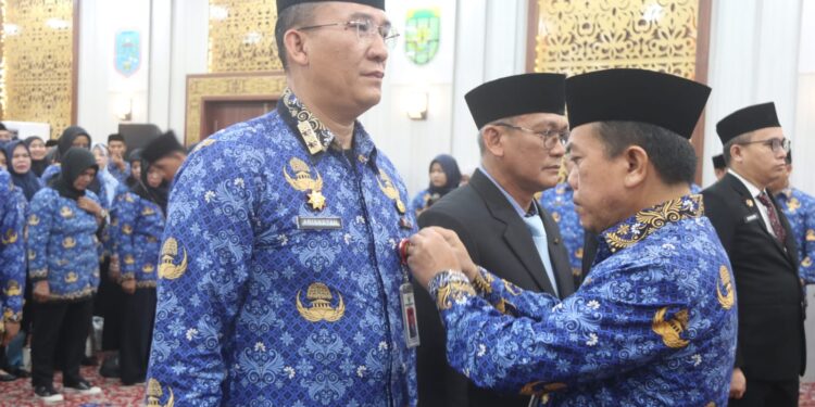 Kadis Kominfo dan Kadis Perhubungan Jambi Terima Tanda Kehormatan Satyalancana Karya Satya XXX Tahun dari Presiden RI