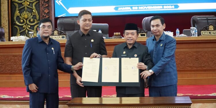 Gubernur Jambi Hadiri Rapat Paripurna DPRD Provinsi Jambi Penetapan Program Pembentukan Perda Provinsi Jambi Tahun 2025 
