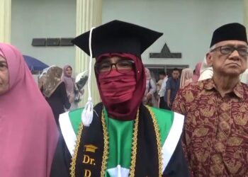 Kisah Dahliar, Guru Menyambi Tukang Ojek yang Jadi Wisudawan S3 Terbaik UIN STS Jambi