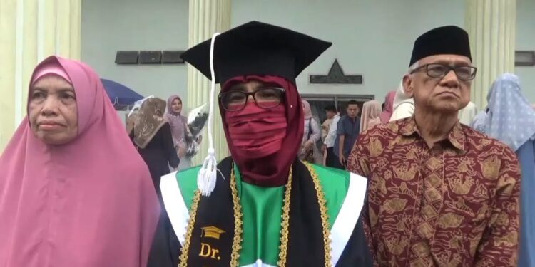 Kisah Dahliar, Guru Menyambi Tukang Ojek yang Jadi Wisudawan S3 Terbaik UIN STS Jambi