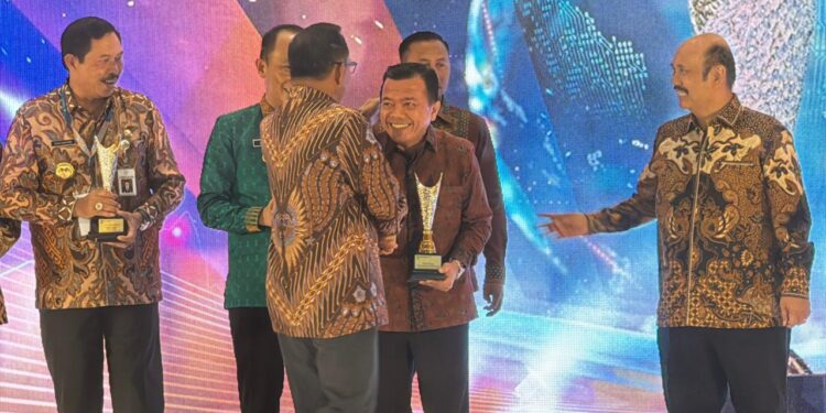 Gubernur Al Haris Menerima Penghargaan APBD Awards Tahun 2024  dari Kemendagri 