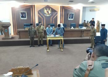 DPRD Batanghari Umumkan Pemberhentian dan Penetapan Pasangan Calon Bupati dan Wakil Bupati Batanghari