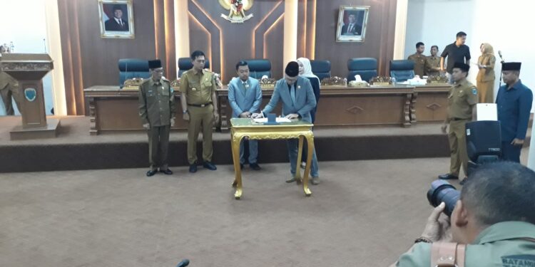 DPRD Batanghari Umumkan Pemberhentian dan Penetapan Pasangan Calon Bupati dan Wakil Bupati Batanghari
