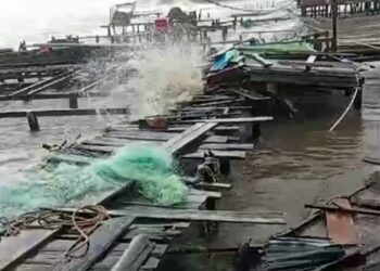 Gelombang Banjir Rob Hancurkan 3 Rumah di Tanjabtimur