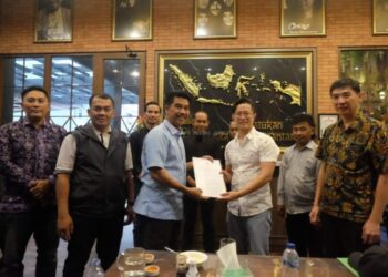 Pj Bupati Raden Najmi Hadiri Penyerahan SK oleh PT. EWF kepada Masyarakat Desa Sakean