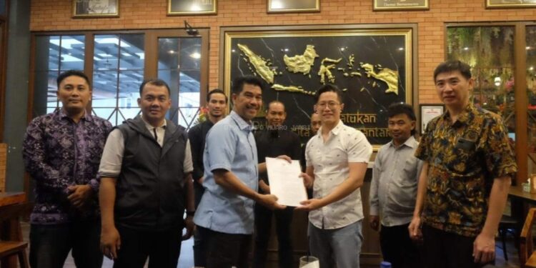 Pj Bupati Raden Najmi Hadiri Penyerahan SK oleh PT. EWF kepada Masyarakat Desa Sakean