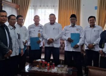 Ketua Pengadilan Agama Sengeti Serahkan  SK Mediator Non Hakim