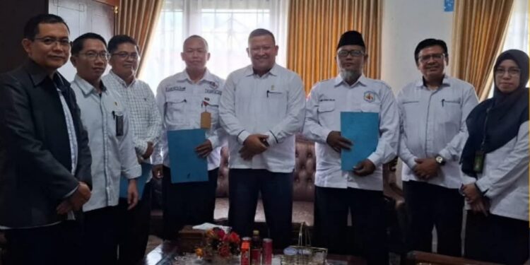 Ketua Pengadilan Agama Sengeti Serahkan SK Mediator Non Hakim