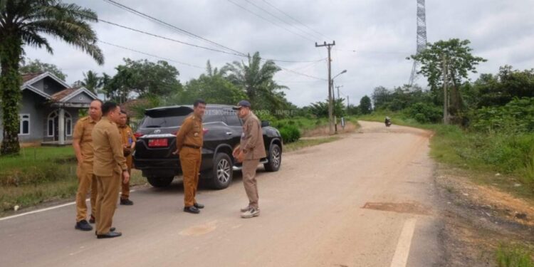 Pj Bupati Muaro Jambi Tinjau Hasil Pembangunan Jalan yang Baru Selesai di Sengeti dan Bukit Baling