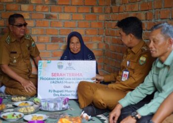 Pj Bupati Raden Najmi Berikan Bantuan Bedah Rumah di Sekernan dan Jaluko