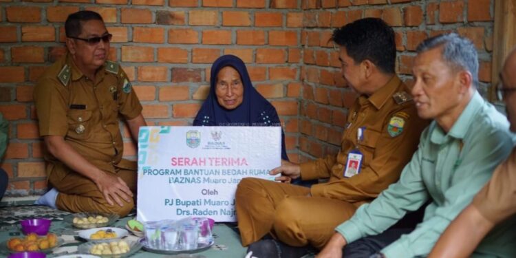 Pj Bupati Raden Najmi Berikan Bantuan Bedah Rumah di Sekernan dan Jaluko