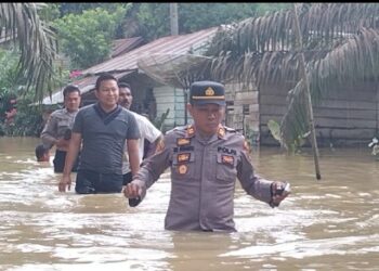 Kapolsek Pantau Banjir Jangga Aur, Sedikitnya 20 KK Mengungsi Sebahagian Bertahan di Rumah