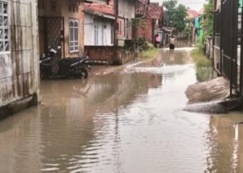 Banjir Setinggi Pinggang Orang Dewasa Rendam Perumahan Bougenville Lestari di Kota Jambi 